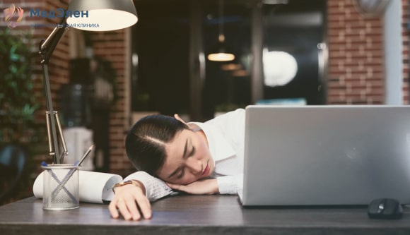 Девушка уснула на работе